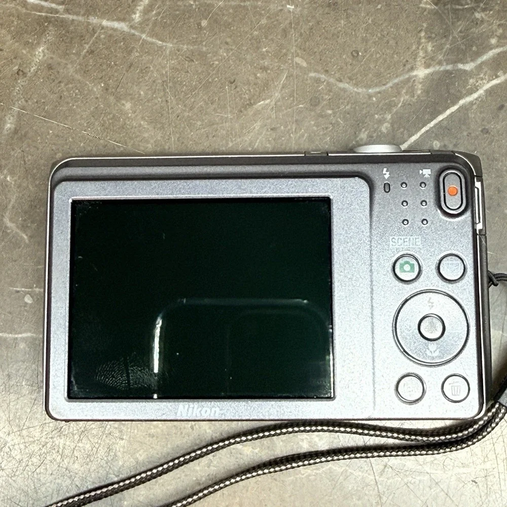 Nikon COOLPIX S3700 20.1MP Digital Camera Silver***READ****